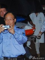 组图：Selina秘密出院包机返台 20余位保镖护送