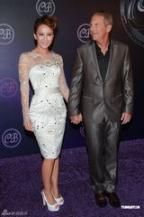 组图：李玟举办豪华婚礼派对 与丈夫甜蜜牵手亮相