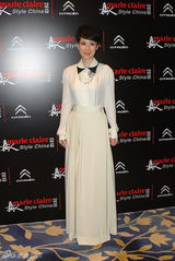 组图：海清受邀时尚盛典 赫本式造型成全场焦点