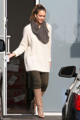 高清组图：杰西卡-阿尔芭街拍白色毛衣搭配长靴