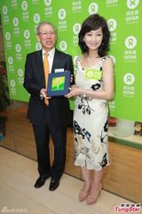 组图：赵雅芝中环助阵品牌活动显成熟风韵