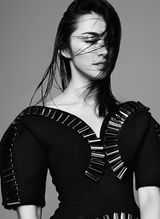 组图：姚晨金纱遮面登《VISION》华丽神秘