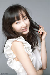 组图：程媛媛拍青春写真活泼可爱