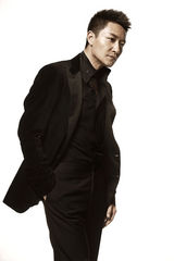 组图：李宗翰黑白写真 眼神深邃儒雅气质完胜