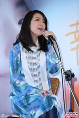 组图：好友青峰惊喜站台 路嘉欣发片泪洒舞台