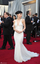 高清组图：奥斯卡红毯鲁妮-玛拉白裙圣洁