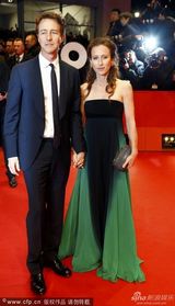 组图：爱德华-诺顿与未婚妻珊娜亮相开幕红毯