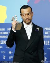 组图：《白日焰火》庆祝擒两熊 廖凡桂纶镁相拥