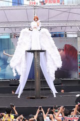 组图：杨丞琳签唱会砸百万 化身天使登场