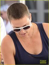 组图：查理兹塞隆寸头现身 背心热裤展母爱