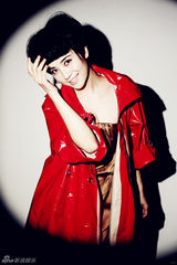 组图：小宋佳写真迷幻复古 戏里戏外皆摩登时尚