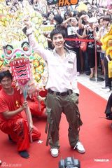 组图：王力宏画龙点睛庆功 歌迷扮织女求爱 