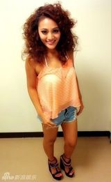 组图：好声音台妹性感私照流出 紧身装丰满酥胸