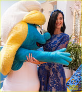 组图：《蓝精灵2》主创亮相 凯蒂-佩里抱蓝精灵