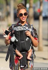 组图：碧昂斯墨镜花裙笑容灿烂 爱女背身前防曝光