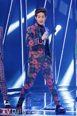 组图：韩团SHINee《M Countdown》强势夺冠