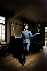 阎娜《新四军女兵》剧照抢眼 军装扮相帅气英武(图)