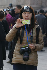 策划：笑看两会风中美女 天安门广场前生机朵朵