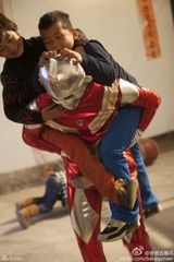 组图：天天石头大战奥特曼 Kimi冷眼围观