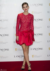 高清组图：艾玛-沃特森蕾丝红裙亮相红唇娇艳