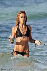 组图：女星沙妮现身海滩 身材瘦削被指似鲁豫