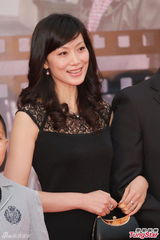 组图：万梓良携太太及亲友亮相金像奖红毯