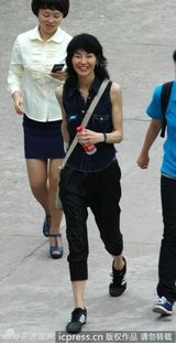 组图：张曼玉笑眯眯进校园做公益 与小粉丝亲切握手