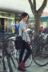 组图：陈燃最新街拍曝光 自然清爽闪耀秋日街头