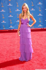 高清组图：卡特里娜-波登低胸荷叶边紫裙优雅亮相 