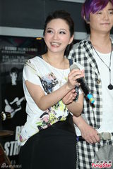 组图：阿沁升格当作家 F.I.R年底出新专辑