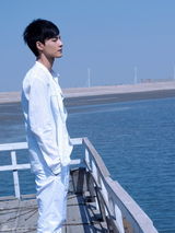 组图：冯铭潮全新夏日写真 白色衣衫展露温暖笑容