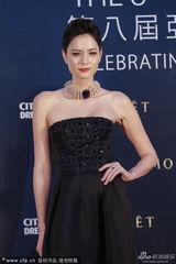 组图：靓模Ana R抹胸黑裙显身材 与众模特斗艳