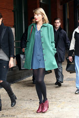 组图：斯威夫特红唇美艳 绿外套搭黑丝色调养眼