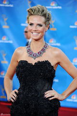 高清组图：艾美奖红毯 海蒂-克鲁姆光彩夺目