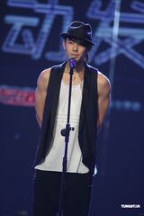 组图：吴建豪《舞林大会》热舞 张一山扎马尾助阵