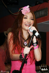 组图：许维恩开唱秀恩爱 吴亚馨送花篮力挺