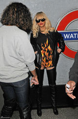 组图：蕾哈娜金发现身伦敦 超短裤搭配T恤