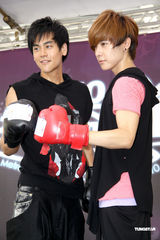 幻灯图：唐禹哲与彭于晏扮帅气选手大玩街舞