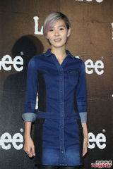 组图：方大同抱病开唱嗓音哑 张悬青峰手机传情