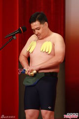 高清图：2012亚洲先生首次面试 泳裤示人奇招尽出