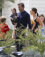 组图：小贝与好友结伴齐春游 变身奶爸享亲子乐