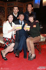 组图：欧阳震华健康复工 笑言欲请貌美男看护