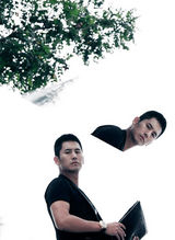 组图：于晓光T恤搭配牛仔裤蛇纹包