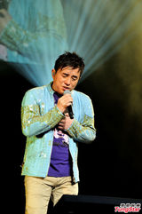 组图：吕方加拿大开唱吸五千歌迷 自嘲不必减肥