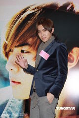 组图：唐禹哲献唱白色情人节 号召歌迷做慈善