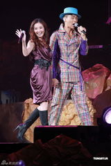 组图：张智霖个唱动情流泪 郭富城张柏芝助阵 