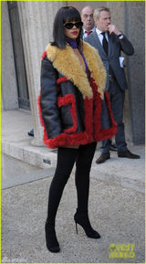 组图：蕾哈娜皮草上衣臃肿 戴墨镜显大佬范
