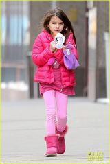 组图：小苏瑞一身粉红赴冰场 与妈妈寒风中快走