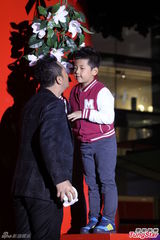 组图：郭涛父子首亮相活动 李亚鹏形单影只