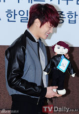 组图：JYJ为慈善捐款 金在中休闲皮装亮相代表